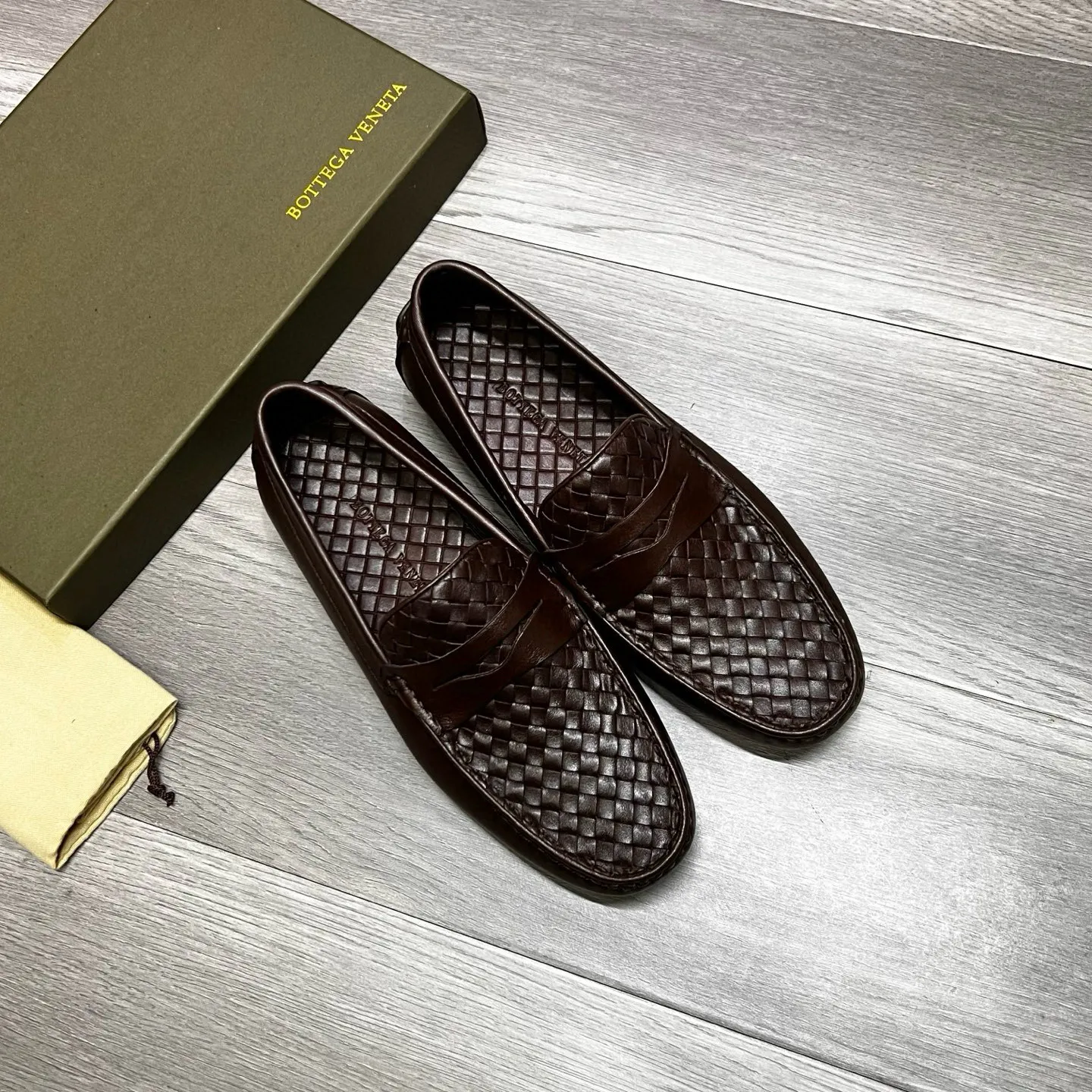 Factory price 480 BV 〰️Purely handmade classic men's beanie shoes👉👉driving shoes, slip-on shoes, made of imported cowhide from Italy, 💕water-dyed cowhide lining, 🔊original outsole, waterproof platform design, comfortable on the feet. Good choice for traveling and driving, single color available, code number: 38-44, (45 can be customized)